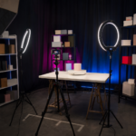 Bastidores de live commerce com ring lights, trips e caixas de produtos annimos em estdio simples