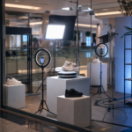 Vitrine pop-up com ring lights e prateleiras de tênis genéricos preparada para live commerce em shopping brasileiro.