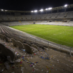 Arquibancadas vazias com confetes após a final da Copa