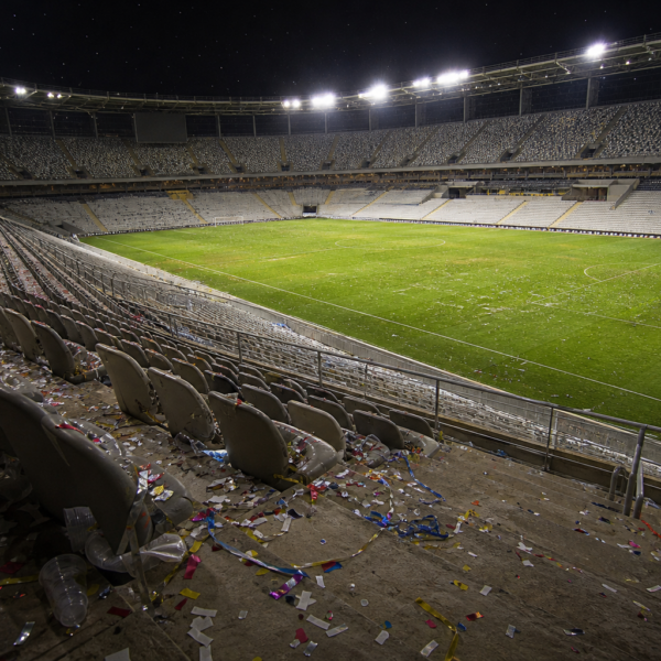 Arquibancadas vazias com confetes após a final da Copa