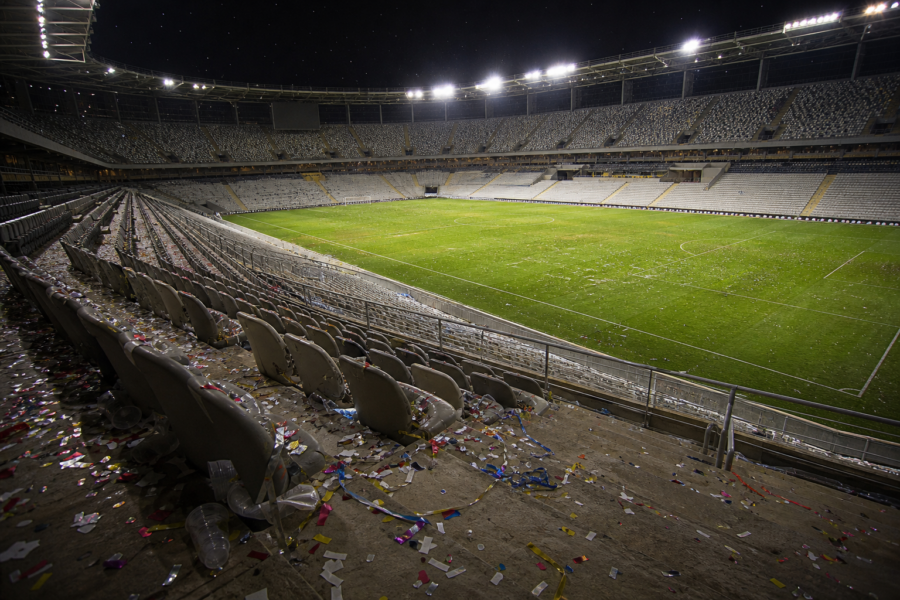 Arquibancadas vazias com confetes após a final da Copa